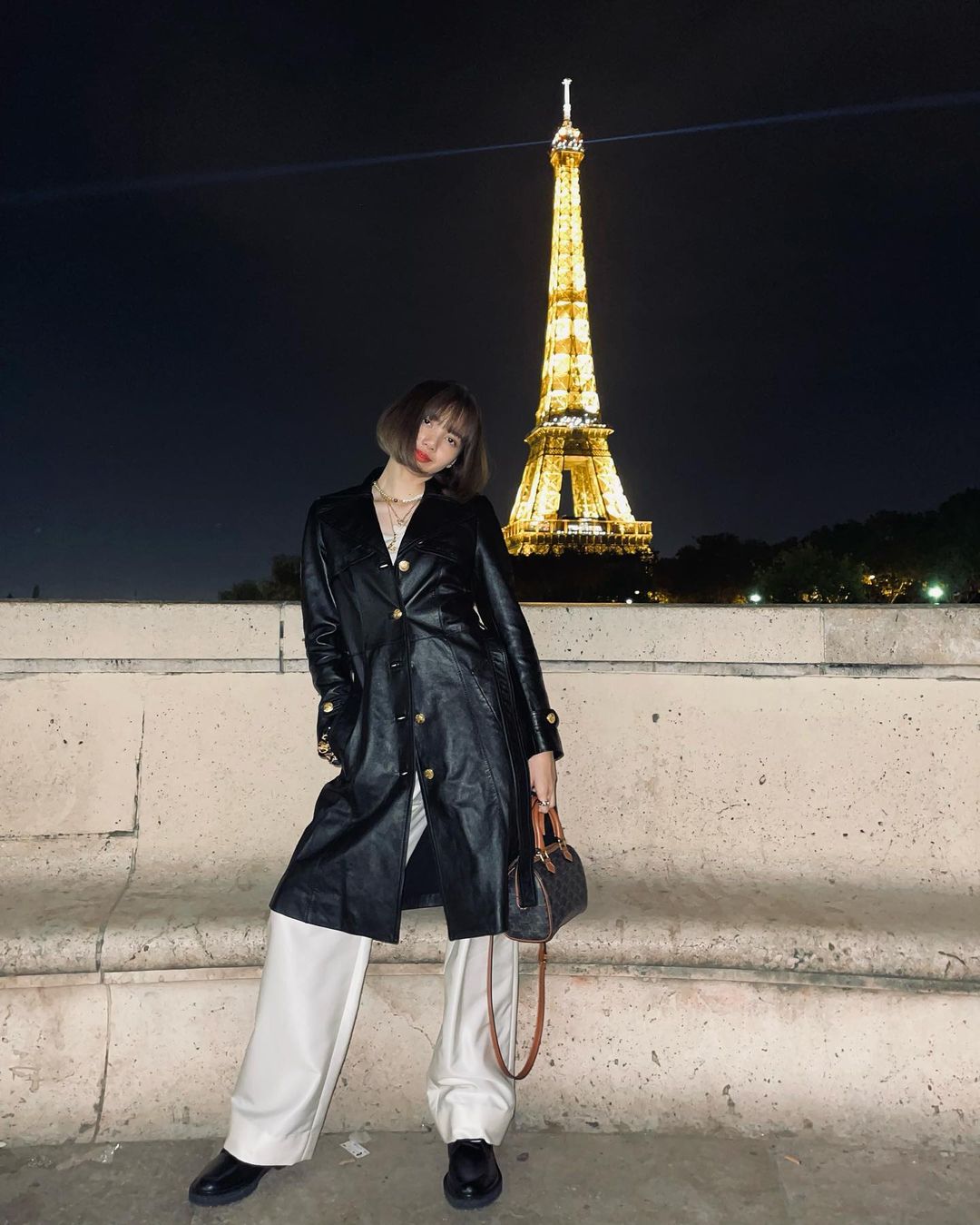 lisa diện blazer dáng dài đen tại paris blackpink