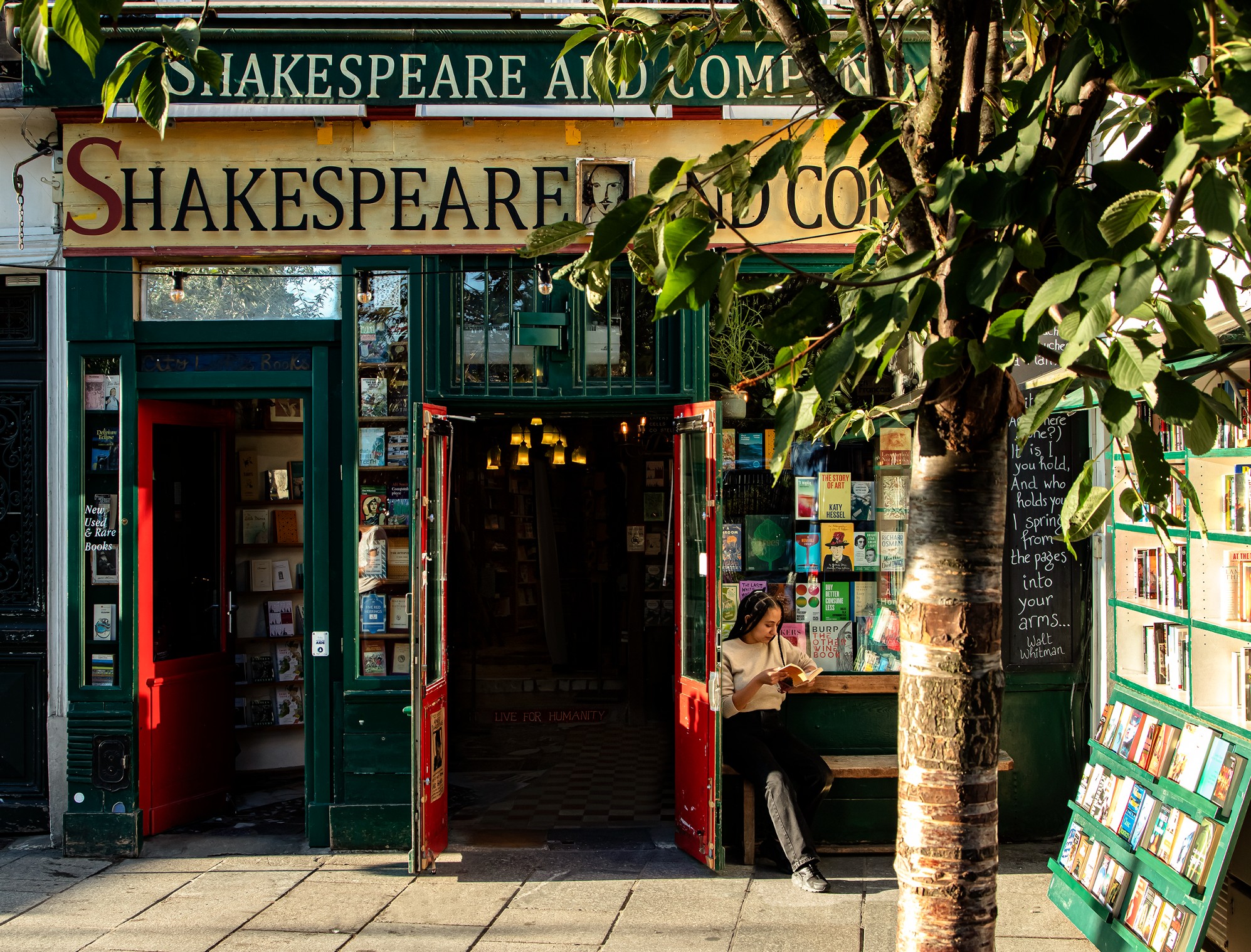 Shakespeare and Company trong Heartstopper 2