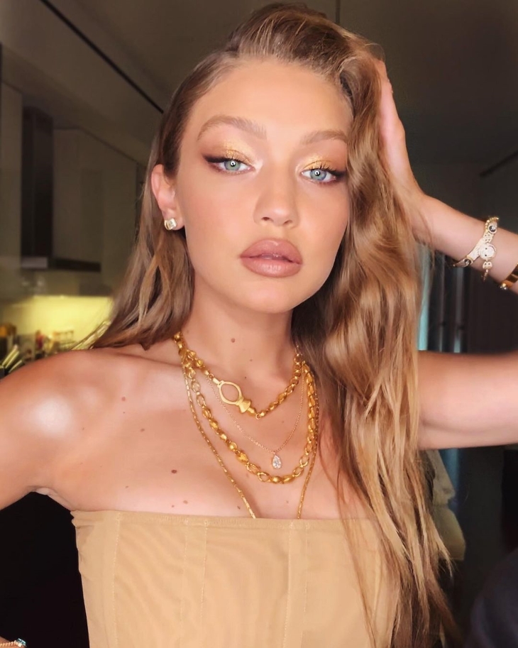 Gigi Hadid sử dụng Autumn color cho vùng mắt của mình.