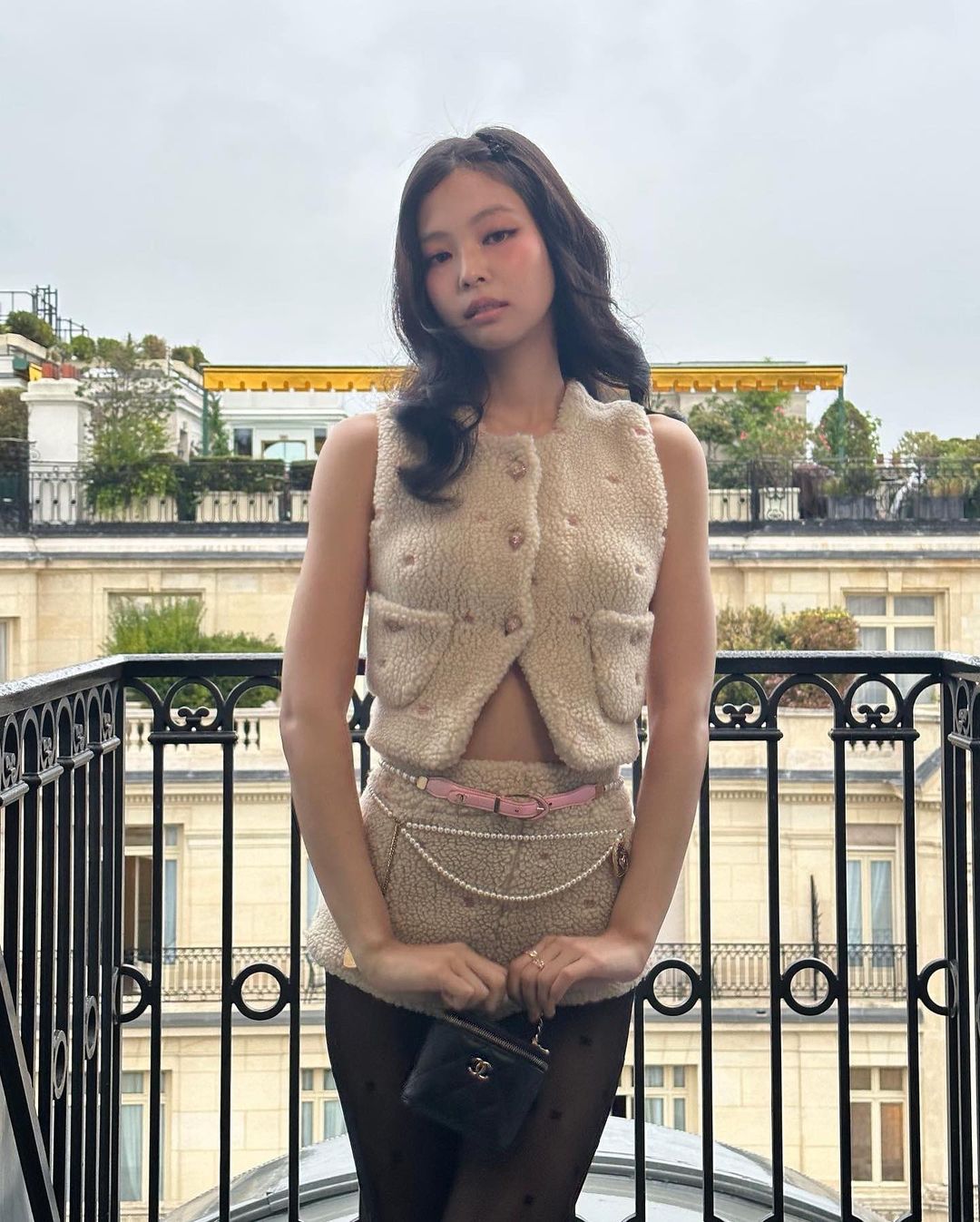 jennierubyjane diện thời trang chanel tại paris Blackpink