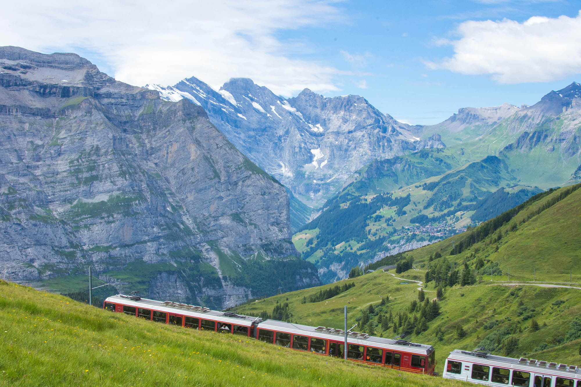 đoàn tàu chạy qua dãy alps