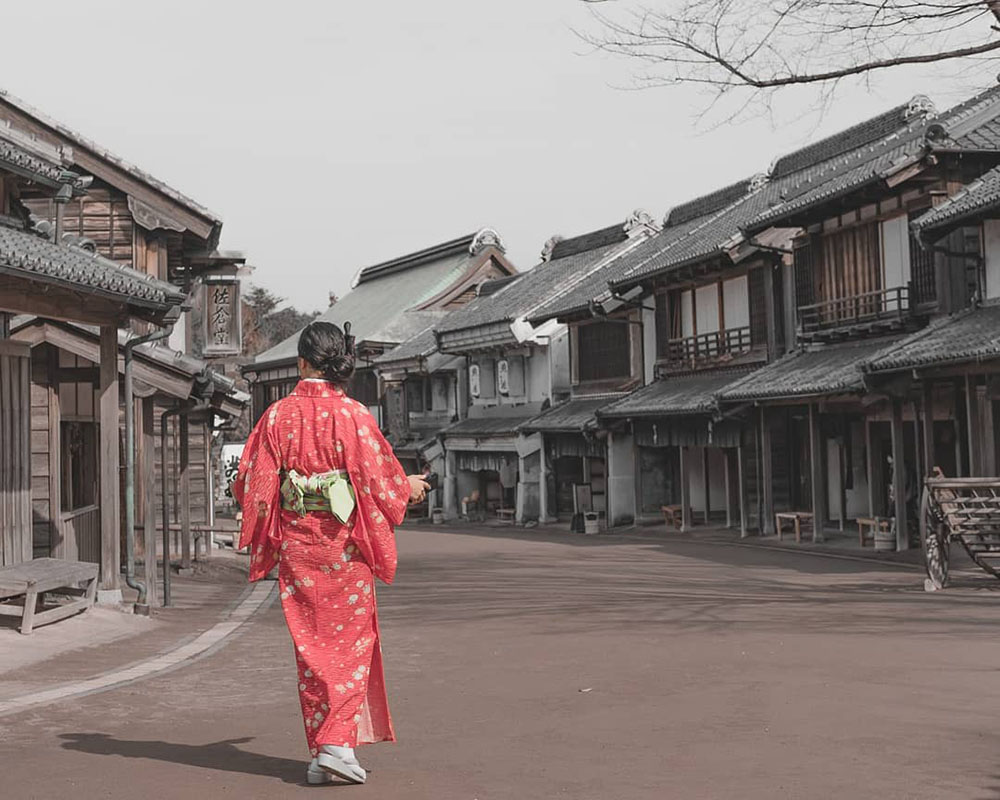 cô gái mặc kimono đỏ