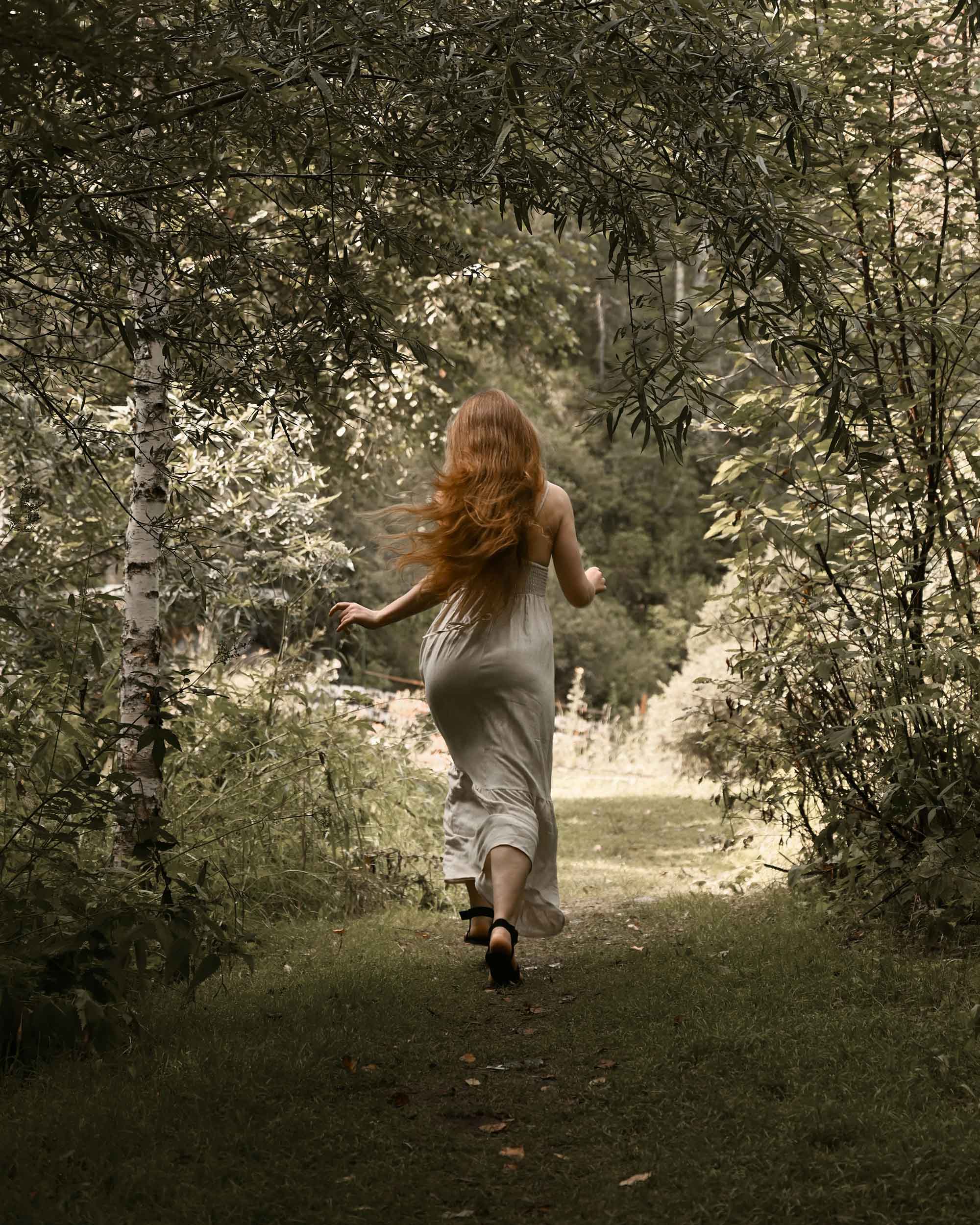 cô gái chạy trong rừng
