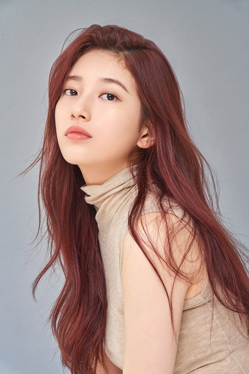 Suzy tóc màu nhuộm nâu đỏ