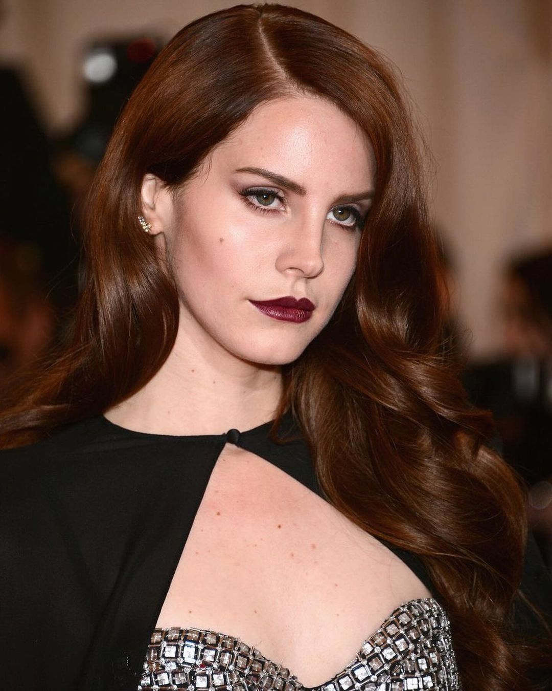 Lana Del Rey màu tóc nâu đỏ rượu