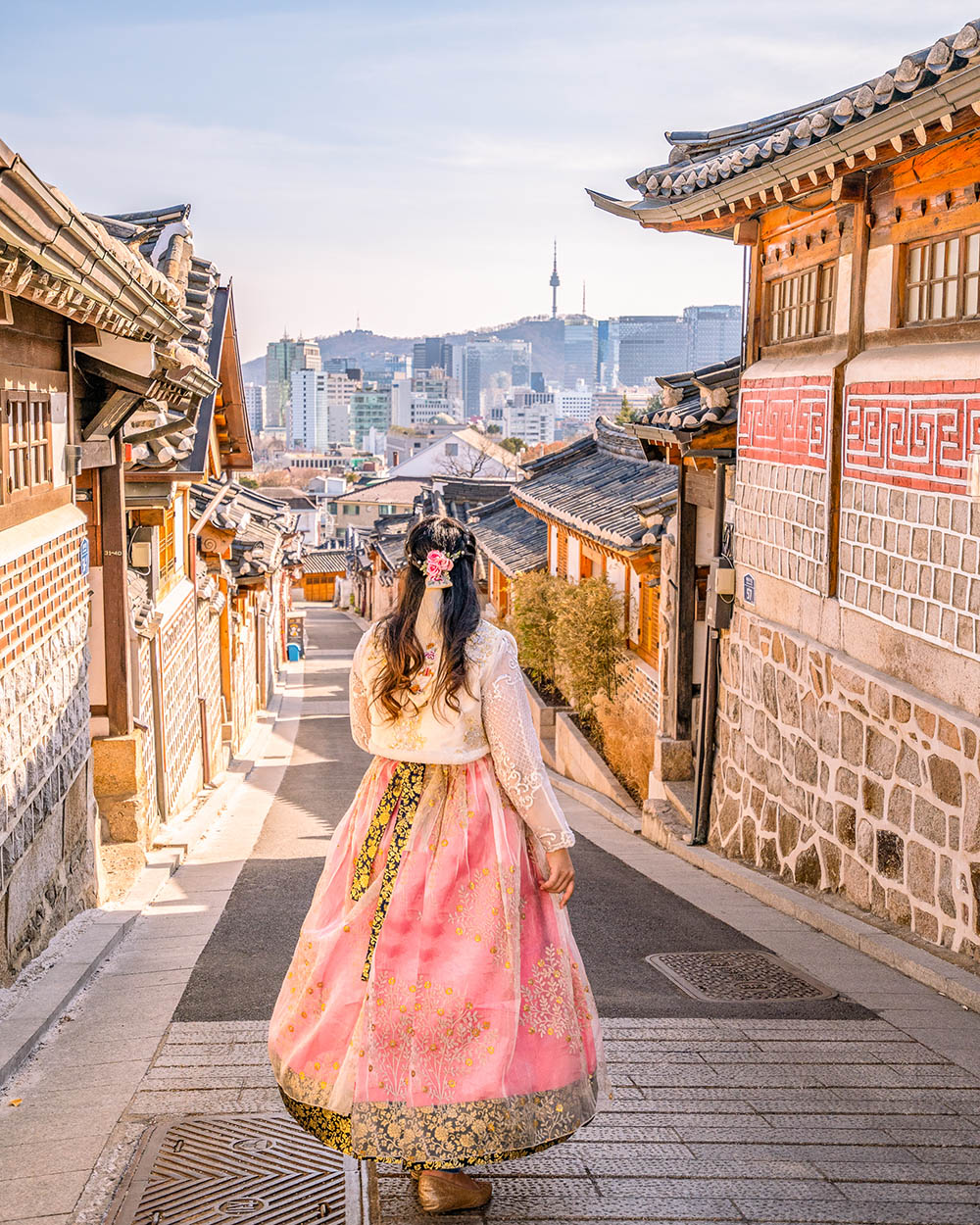 cô gái mặc hanbok hồng