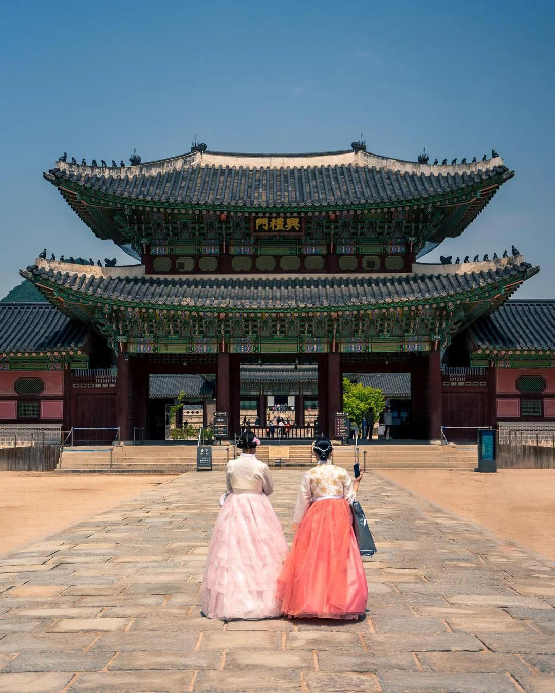 hai cô gái mặc hanbok hàn quốc