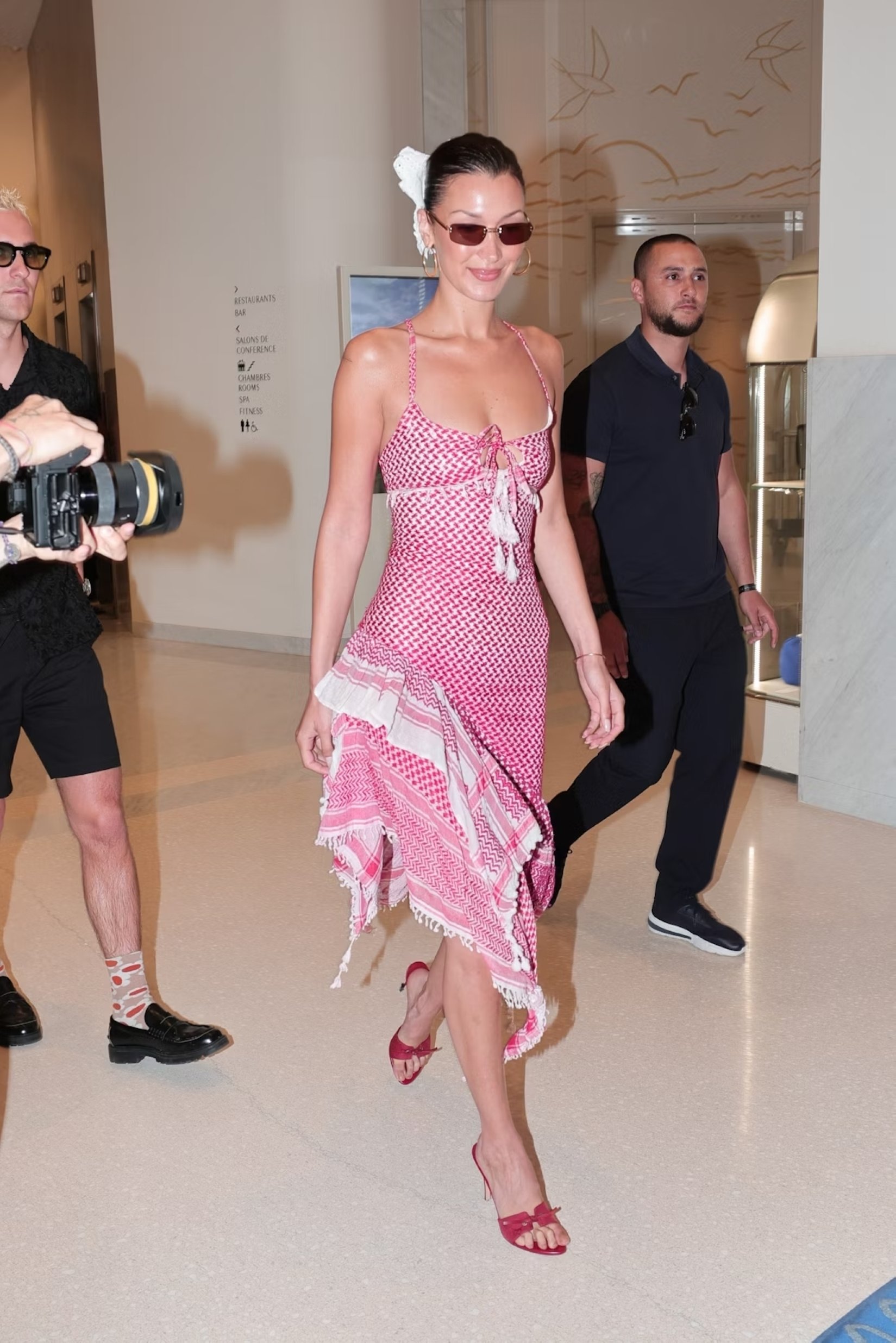 Bella Hadid diện khăn Keffiyeh của văn hóa Palestine