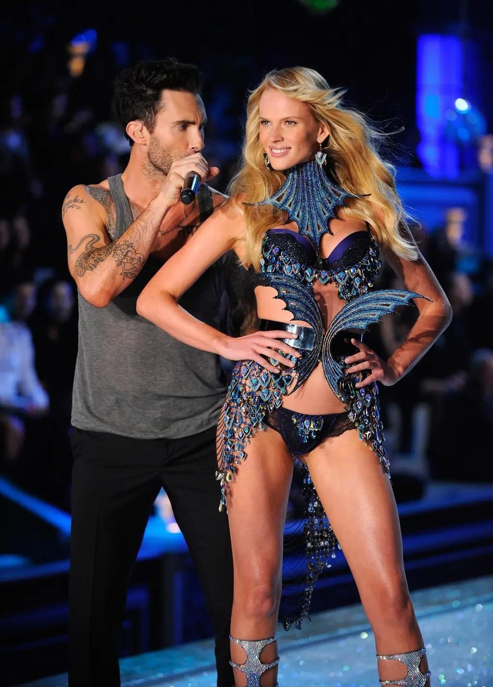  Adam Levine kisses girlfriend Anne Vyalitsyna on stage victoria's secret nội y