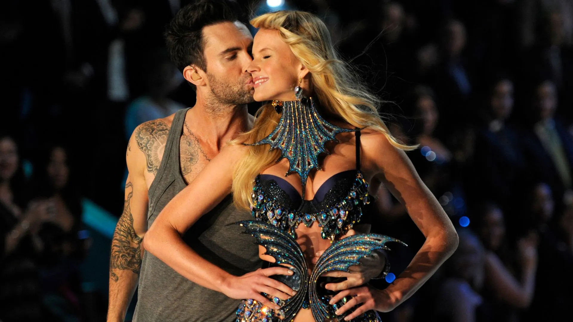  Adam Levine kisses girlfriend Anne Vyalitsyna on stage victoria's secret