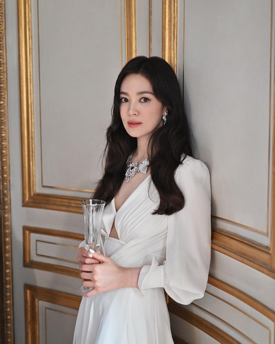 Song Hye Kyo mặc đầm trắng, trang điểm cô dâu