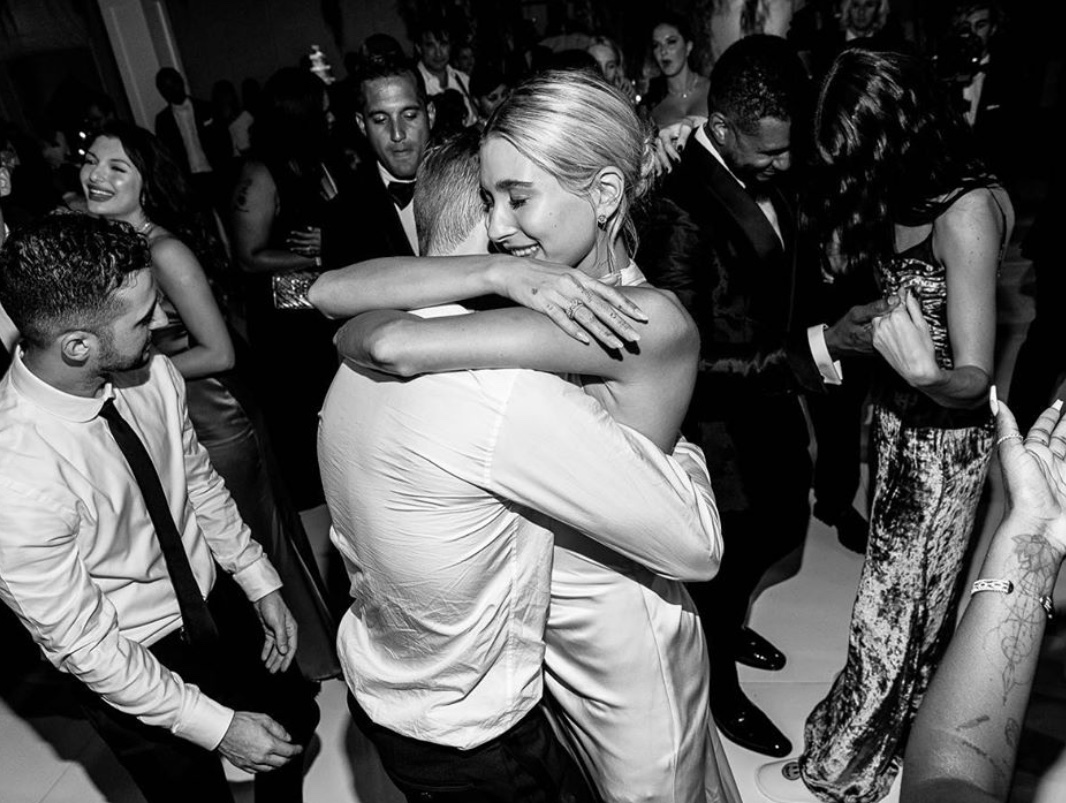 Hailey Bieber diện đầm dự tiệc trắng tại after party cưới