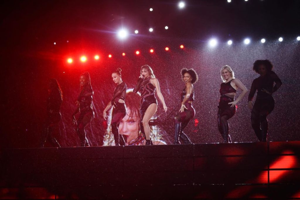 Taylor Swift trình diễn hơn 3 tiếng tại The Eras Tour