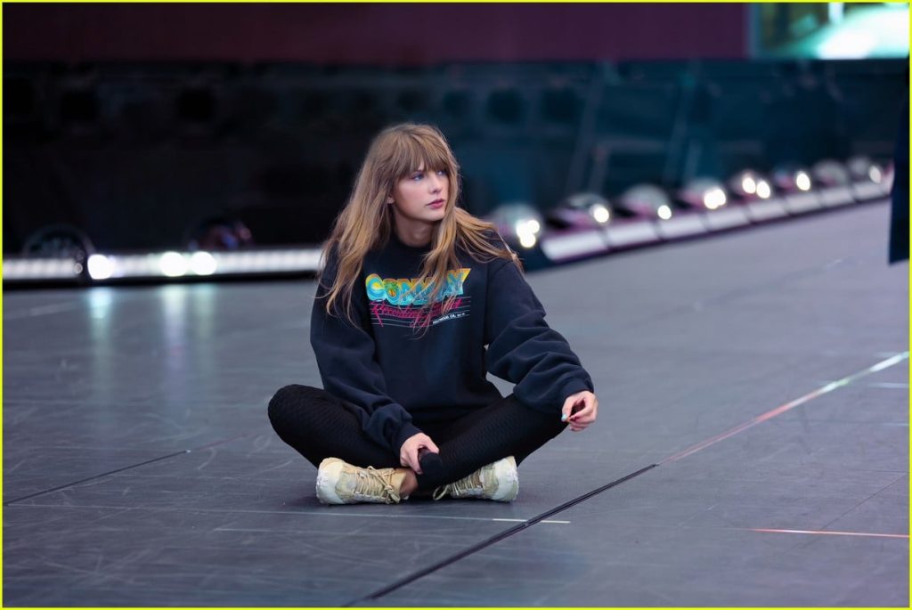 Taylor Swift ngồi trên sân khấu buổi rehearsal