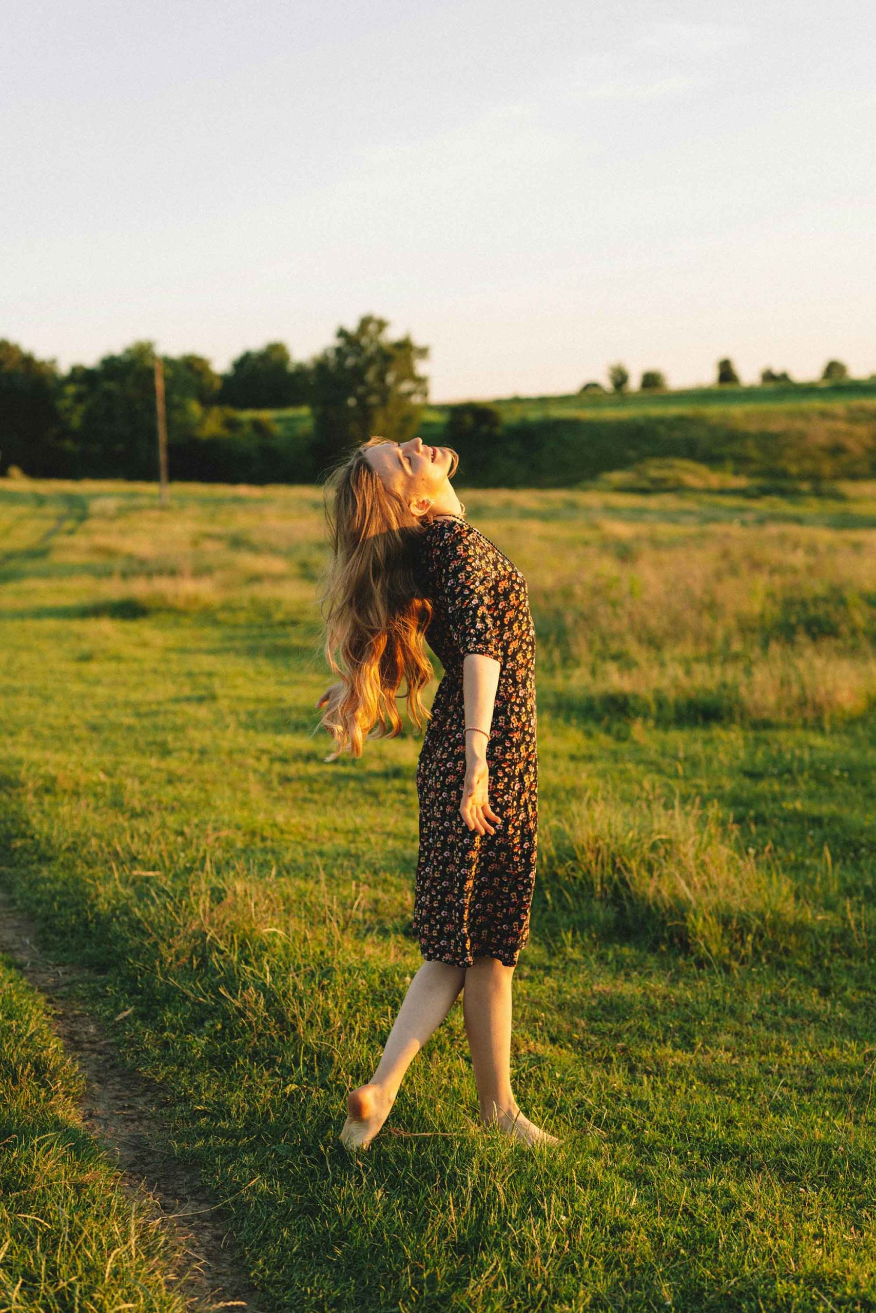 cô gái đứng trên cánh đồng thảnh thơi buông bỏ mọi thứ trong cuộc sống