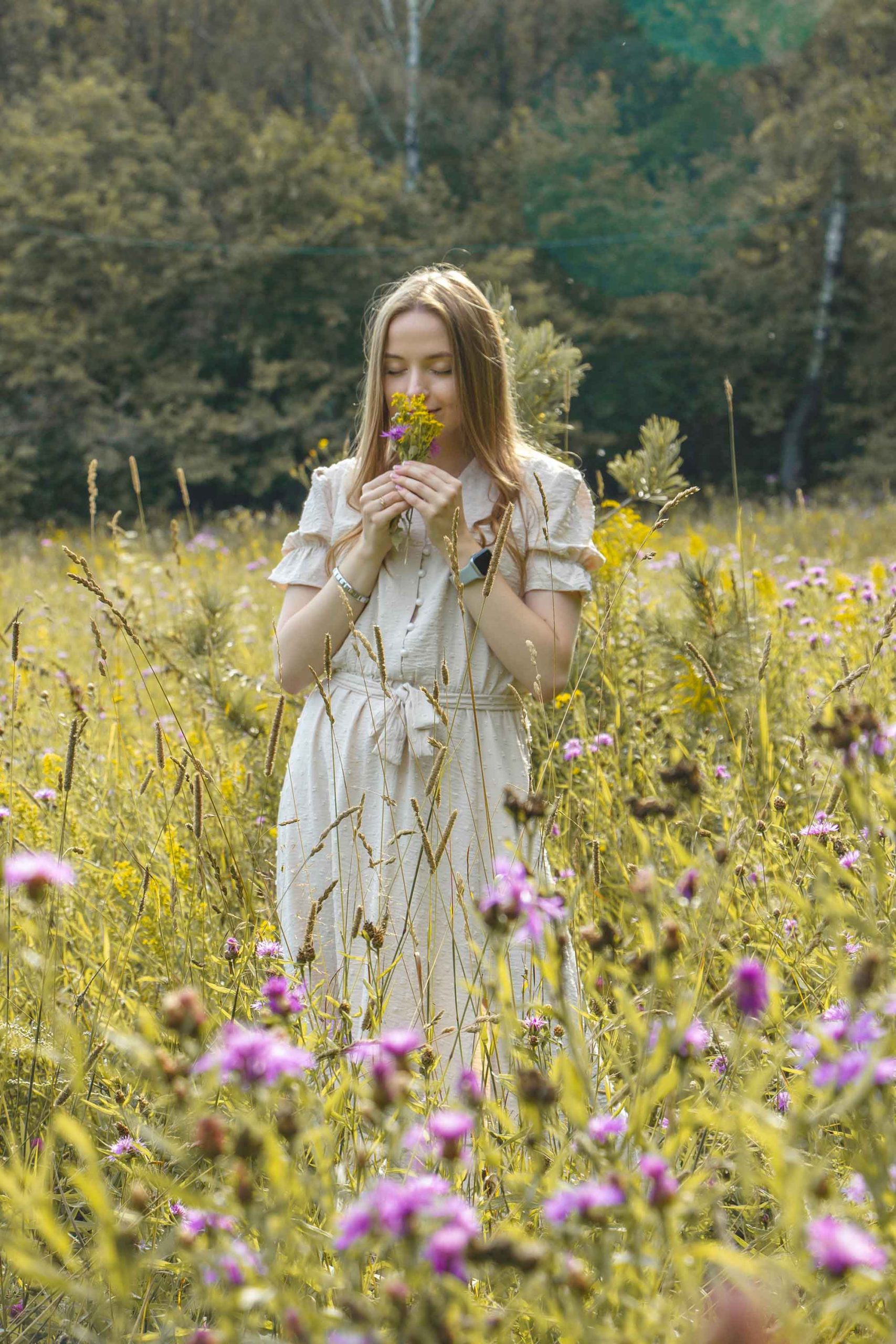 cô gái ngửi hoa trên cánh đồng buông bỏ điều tiêu cực trong cuộc sống