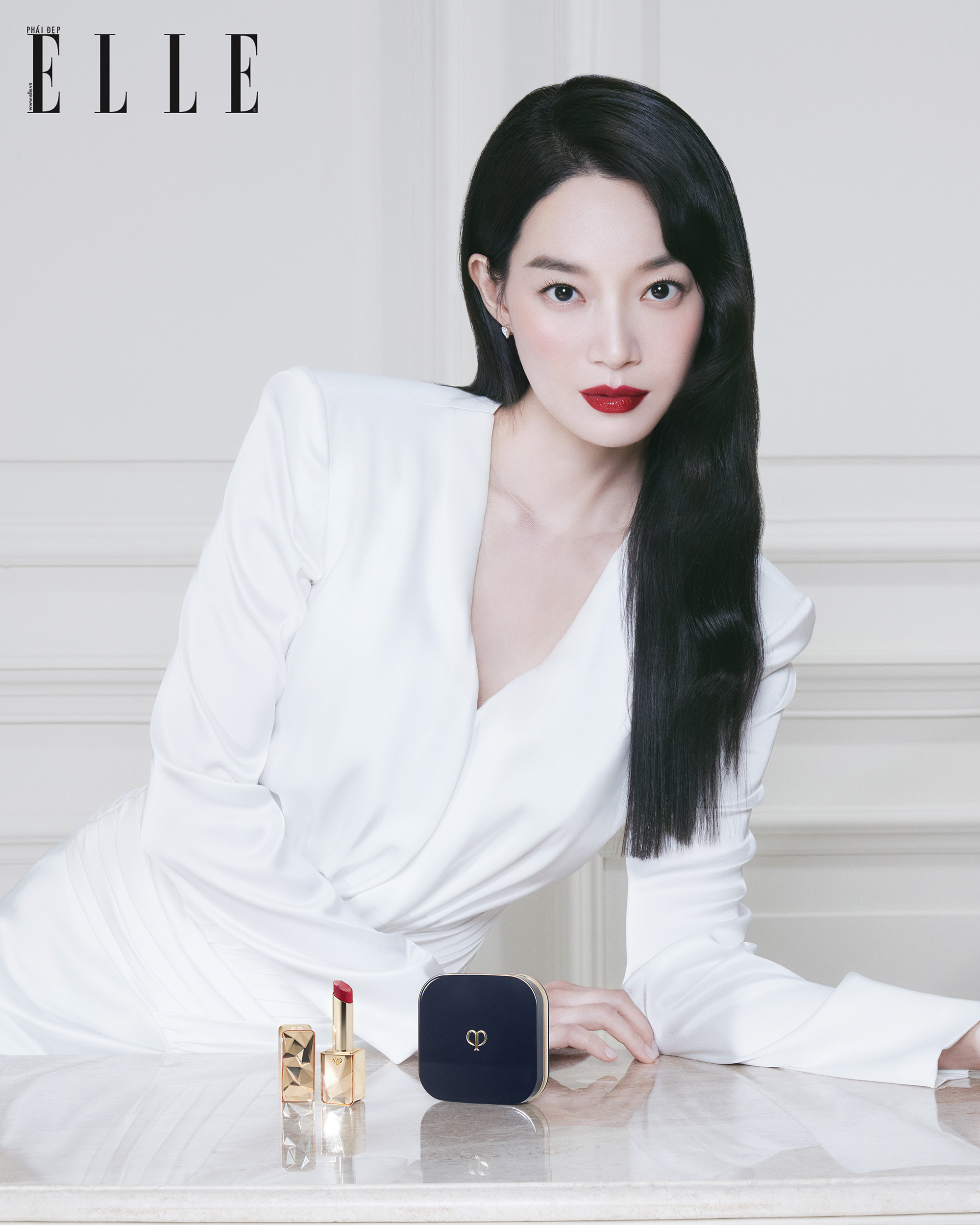 shin min a chụp hình với sẩn phẩm Clé de Peau Beauté