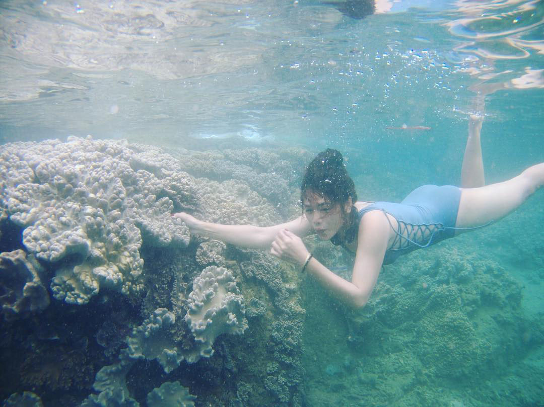 cô gái lặn ngắm san hô