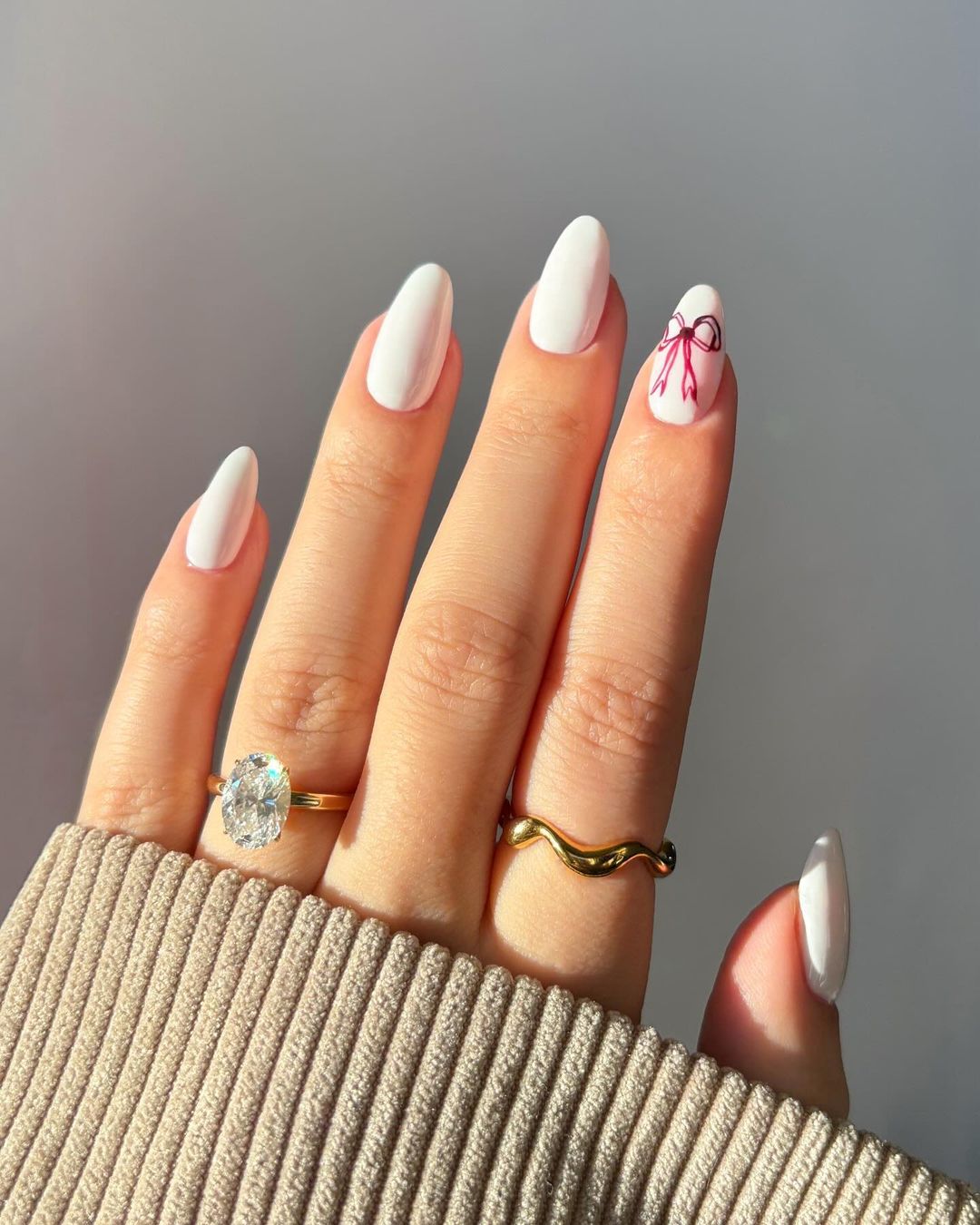 mẫu nail với họa tiết nơ trên nền trắng sữa