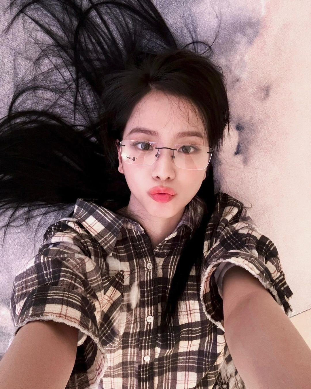 Jisoo selfie đeo kính buổi tối