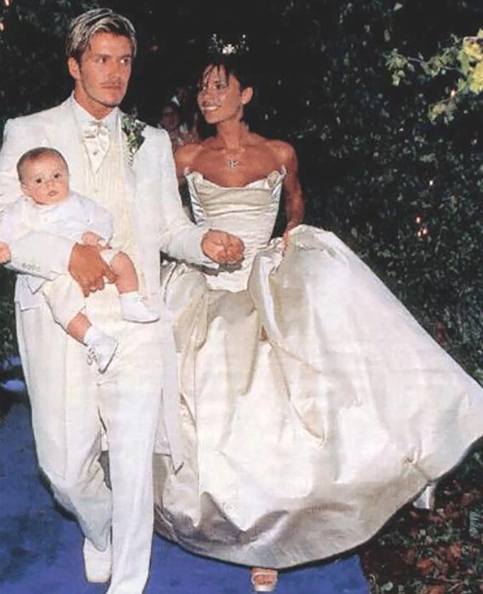 Bộ đôi Beckham diện đồ cưới Vera Wang