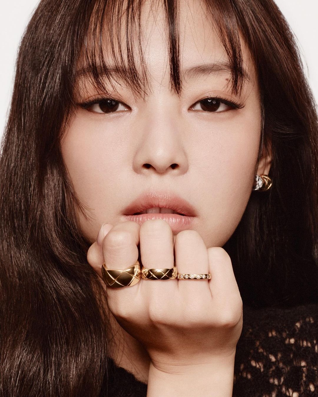 Jennie blackpink diện trang sức mạ vàng chanel