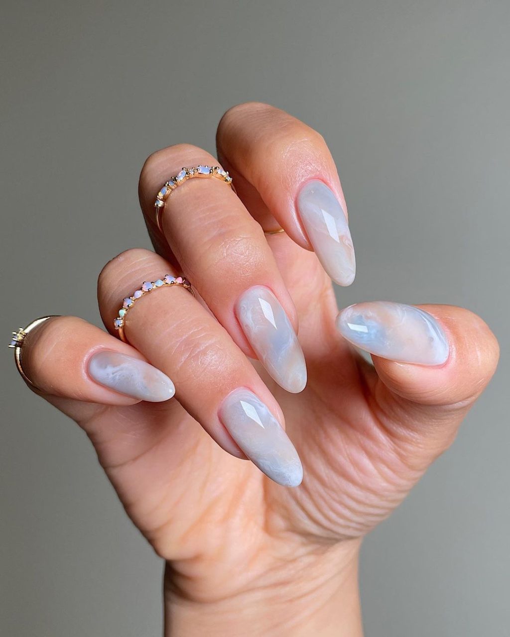 Mẫu nail sơn màu xanh vẽ sóng biển.