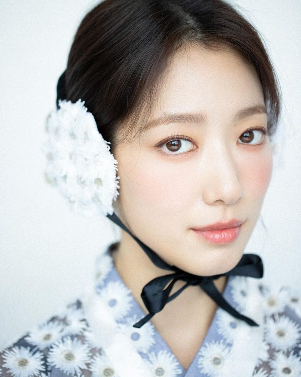 Park Sin Hye lớp makeup hồng hào với gò má cao