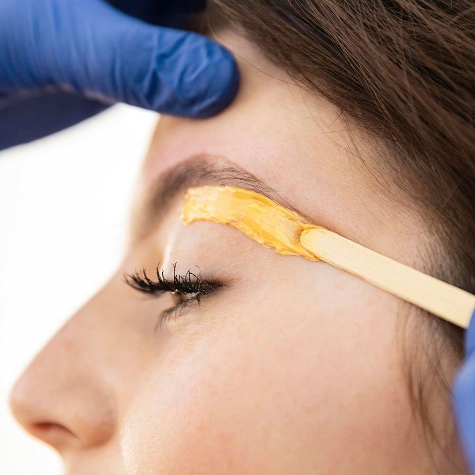 Threading và Waxing: Đâu là cách wax lông mày hiệu quả? | ELLE