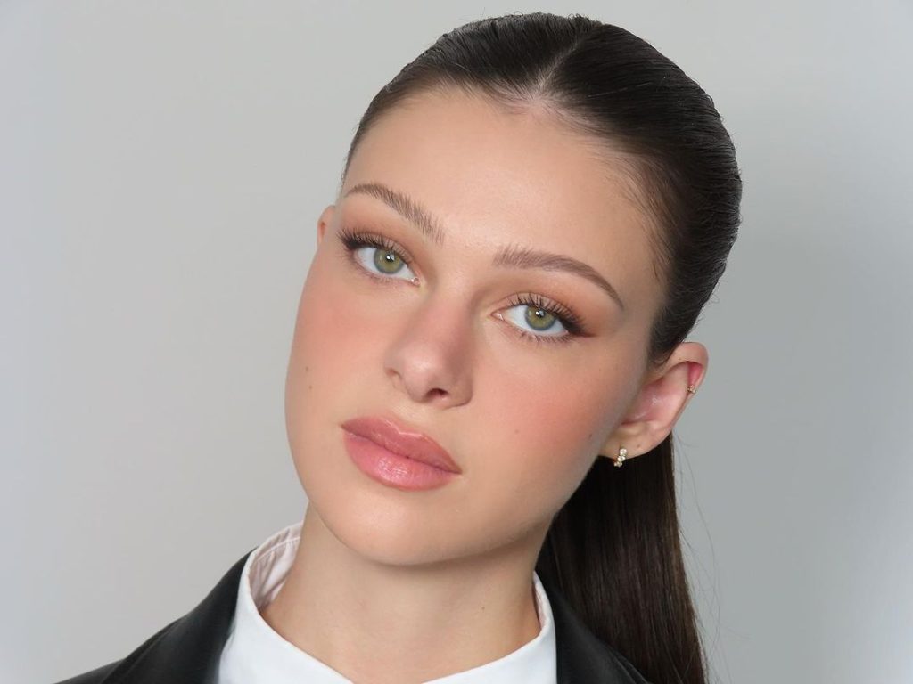 Chân dung Nicola Peltz trang điểm với chân mày mỏng