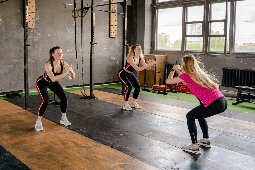 các cô gái tập squats