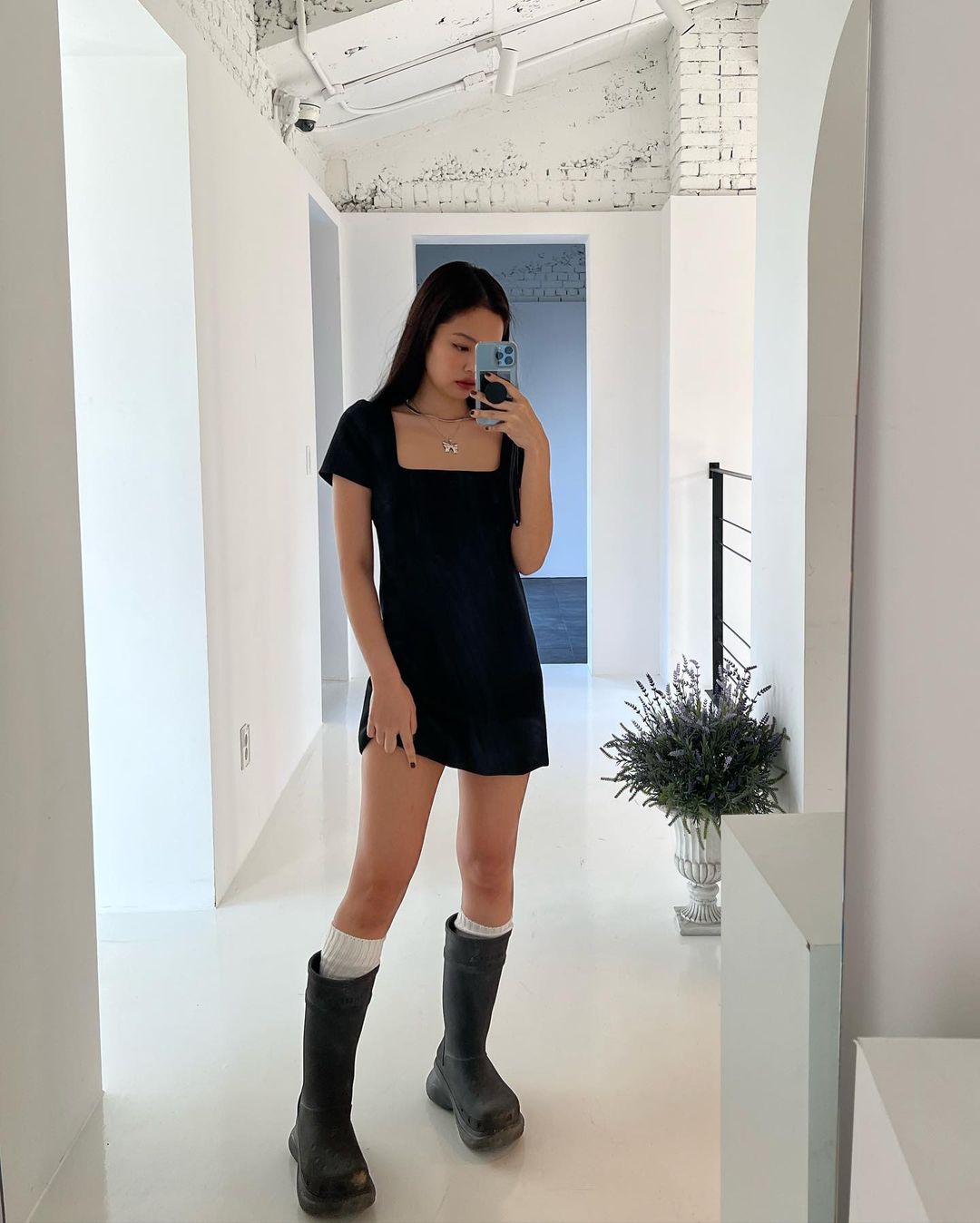 Jennie diện boots đen