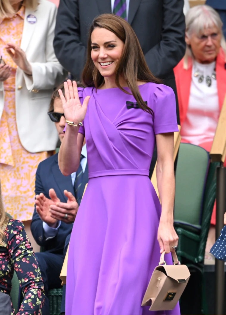 Đầm tím chiết eo của Kate middleton