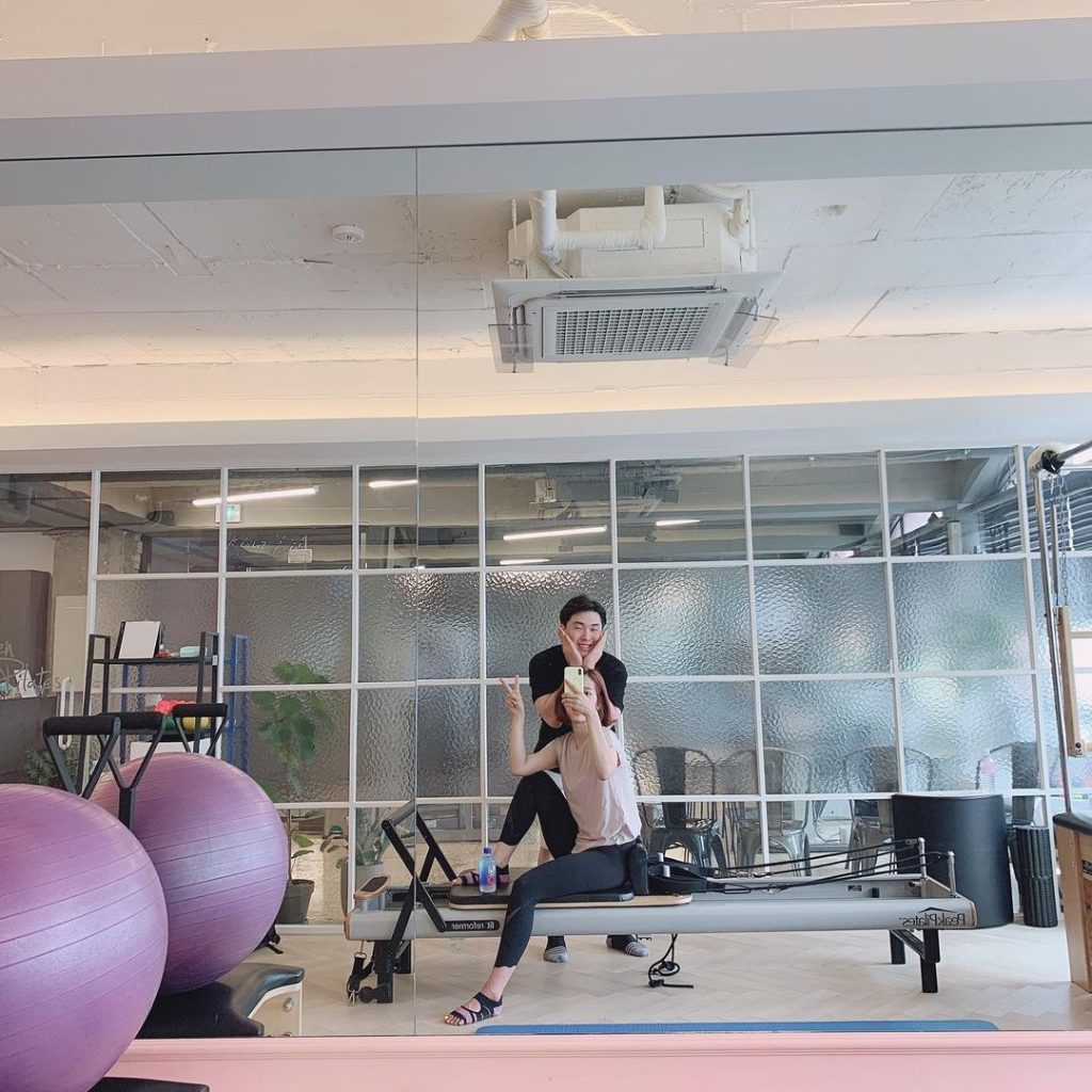 park shin hye tập pilates với huấn luyện viên