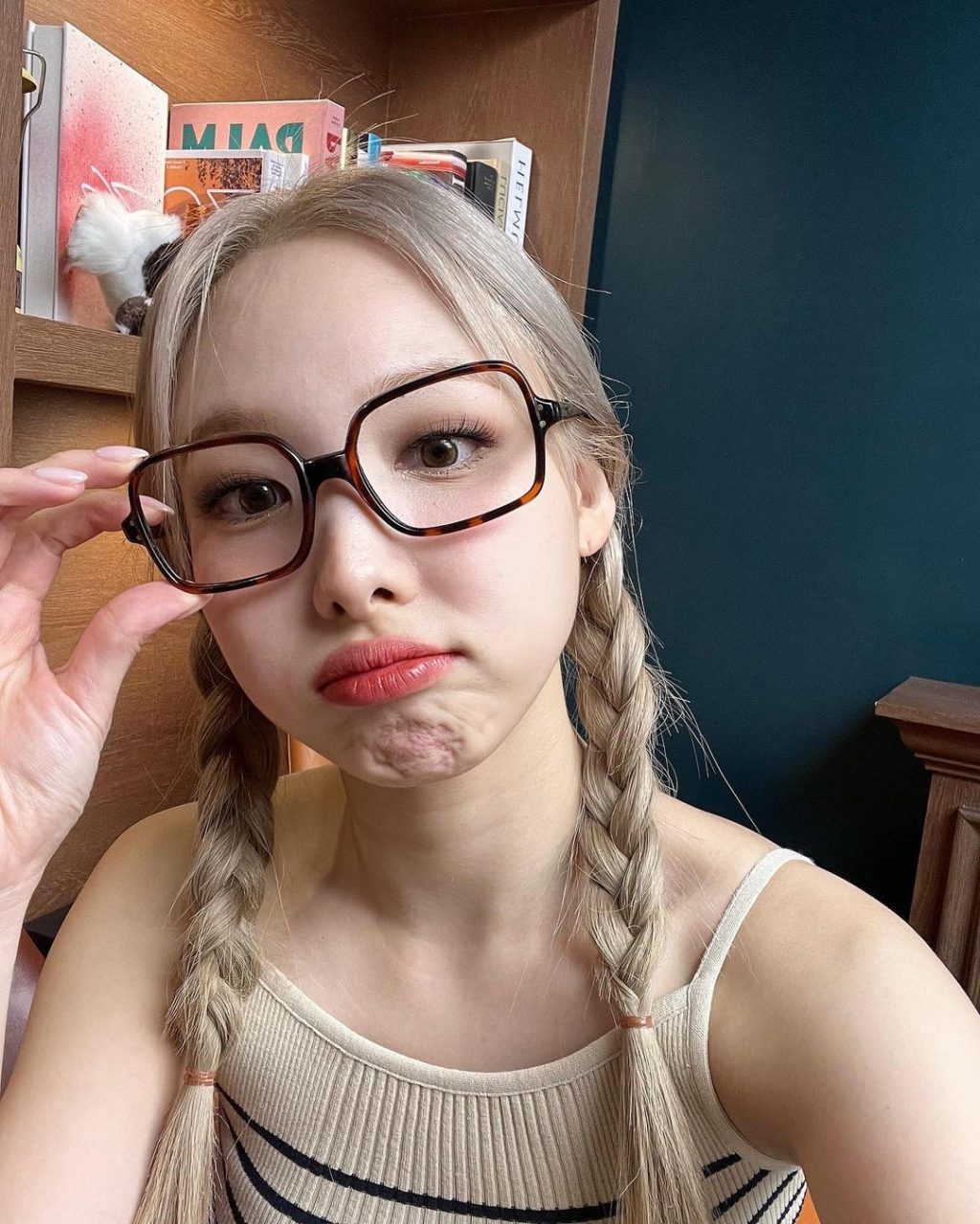 kiểu tóc đẹp - Nayeon (Twice) nhuộm tóc bạch kim, tết tóc hai bên và đeo kính cận để selfie