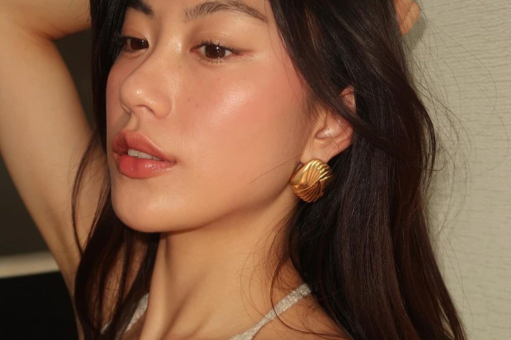 SPF - beauty blogger Haley Kim trang điểm tone cam và xõa tóc để selfie