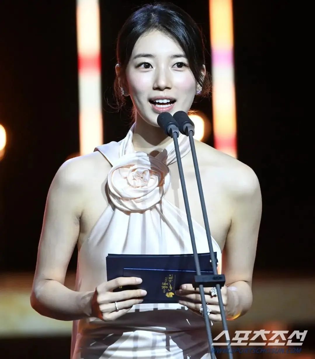 bae-suzy-rong-xanh-2024