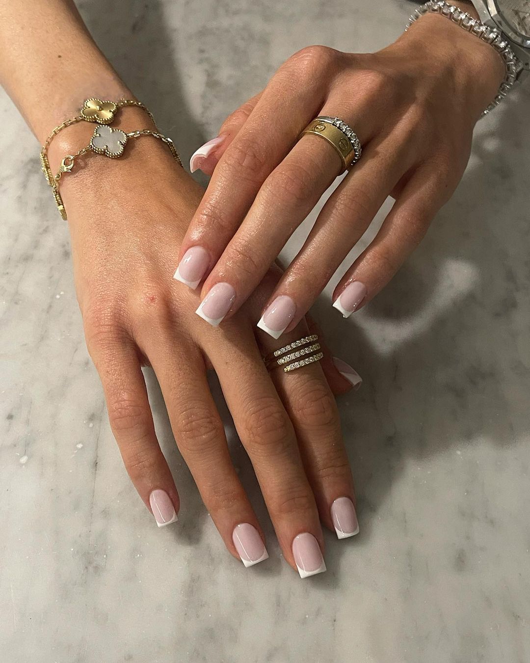 đôi tay da ngăm với kiểu nail màu nude