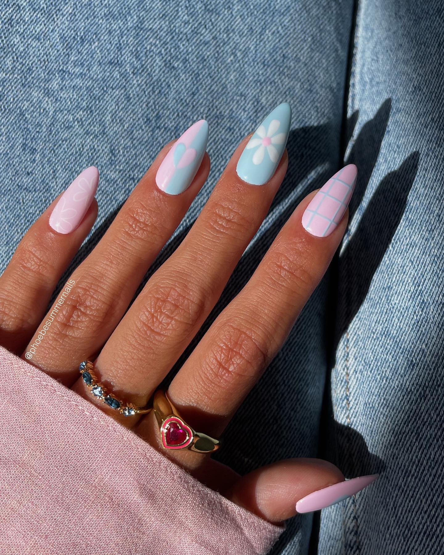 bàn tay da ngăm với kiểu nail pastel