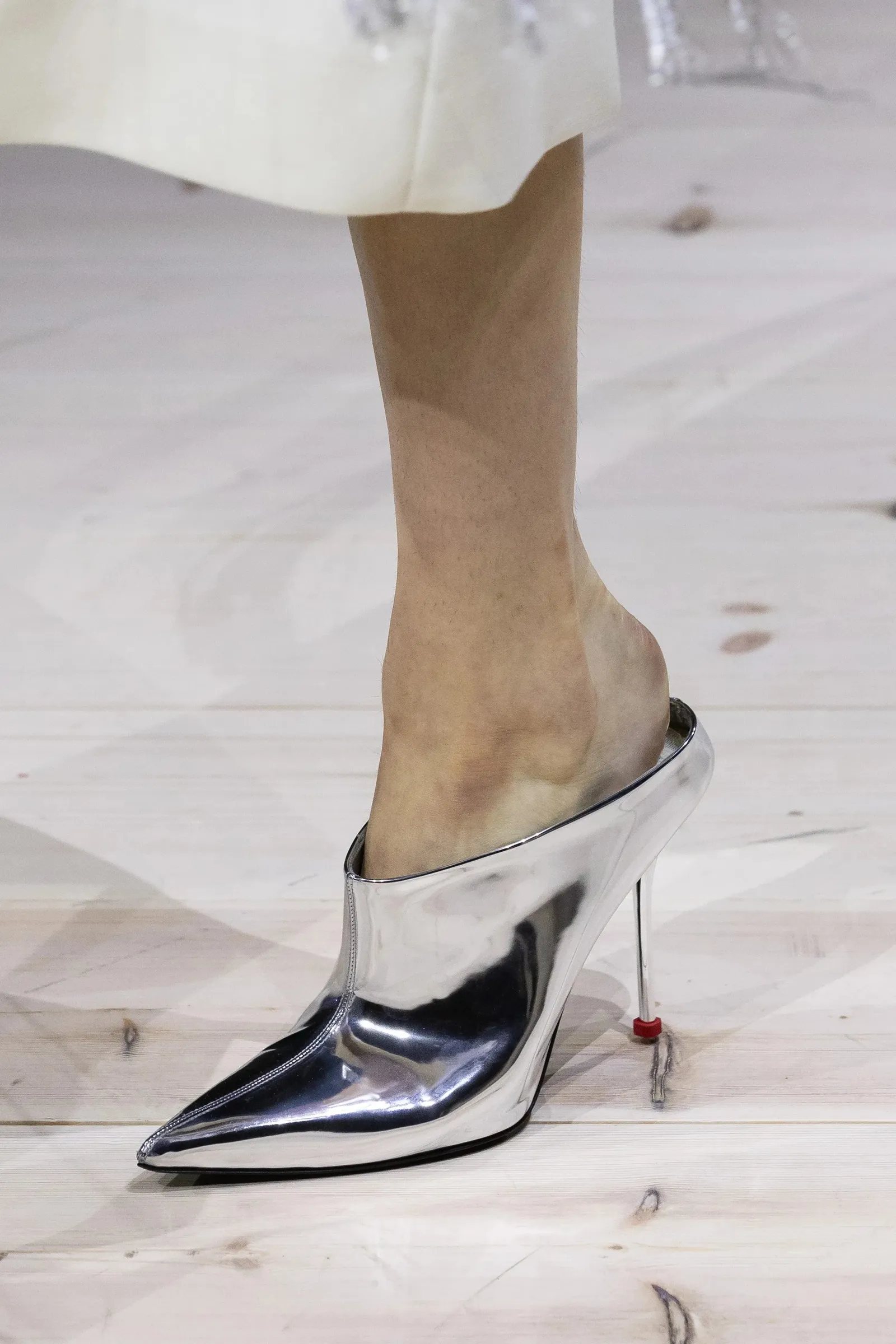 phom giày mules Alexander McQueen