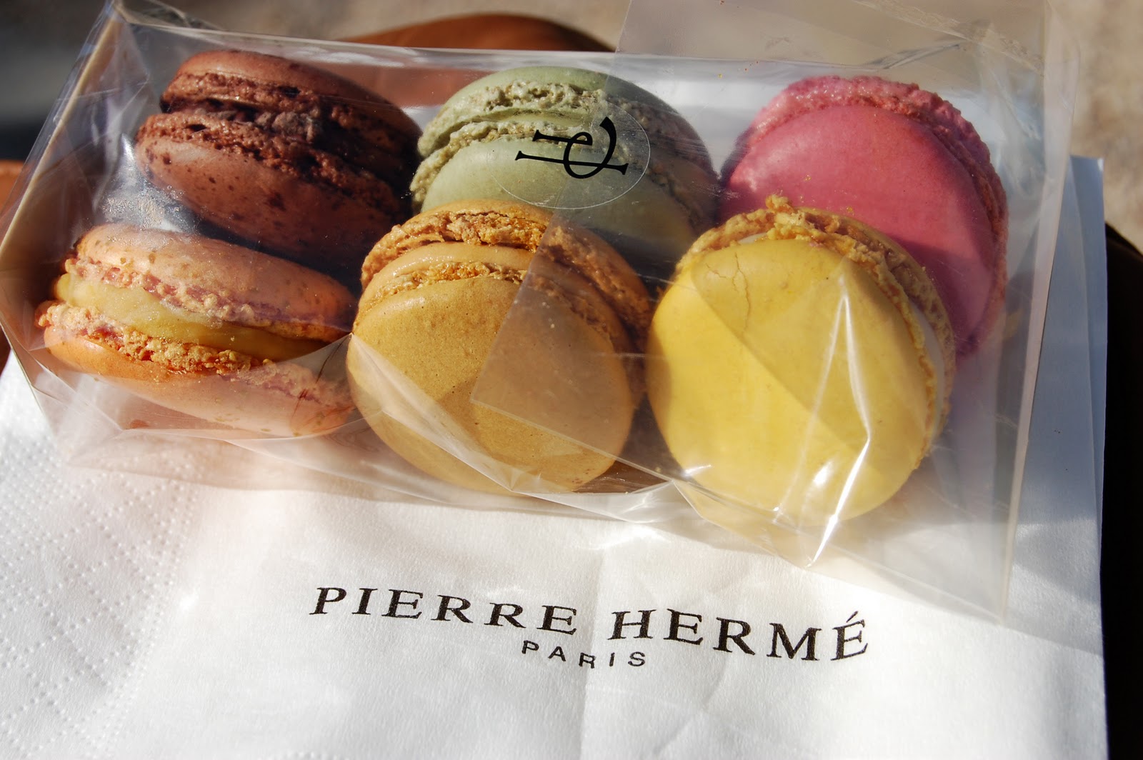 bánh macaron của thương hiệu Pierre Hermé bạn nên thử khi đến tham dự Olympic Paris 2024