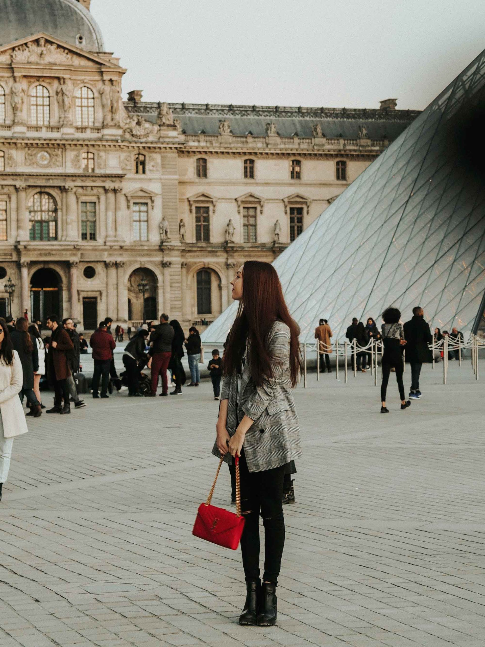 cô gái tiêu dùng hàng xa xỉ chụp ảnh tại bảo tàng louvre