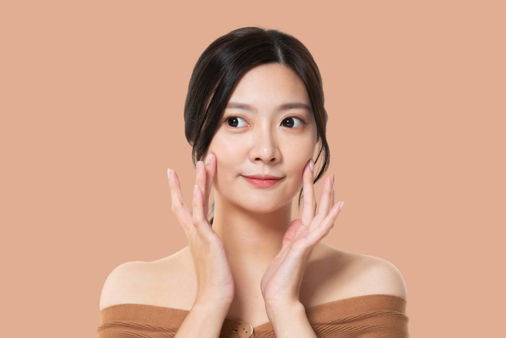 cô gái để tay lên hai má-skincare