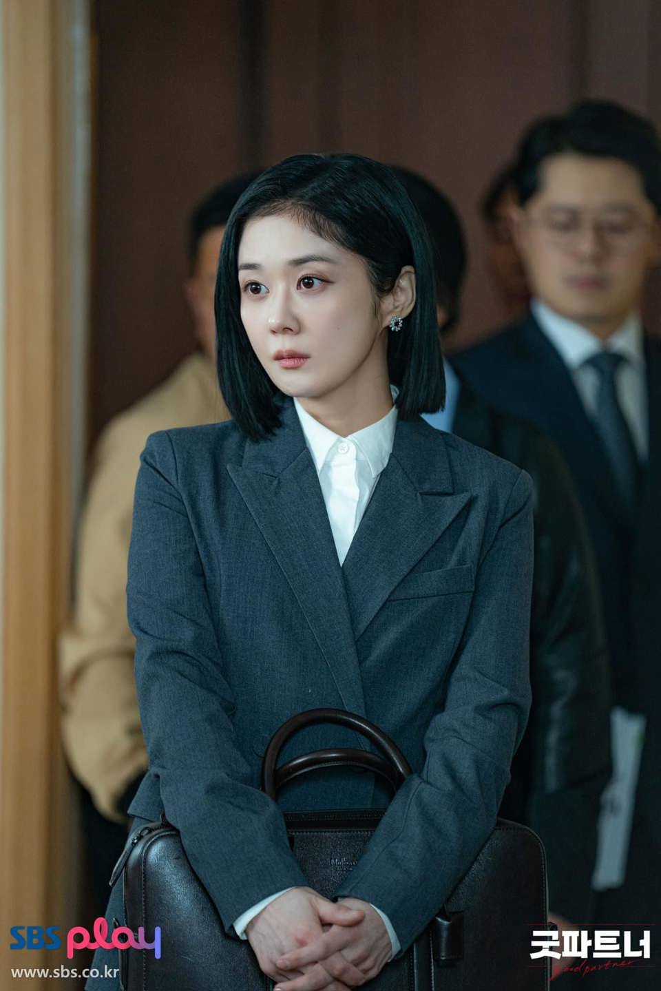 Jang na ra diện vest phối sơ mi trắng