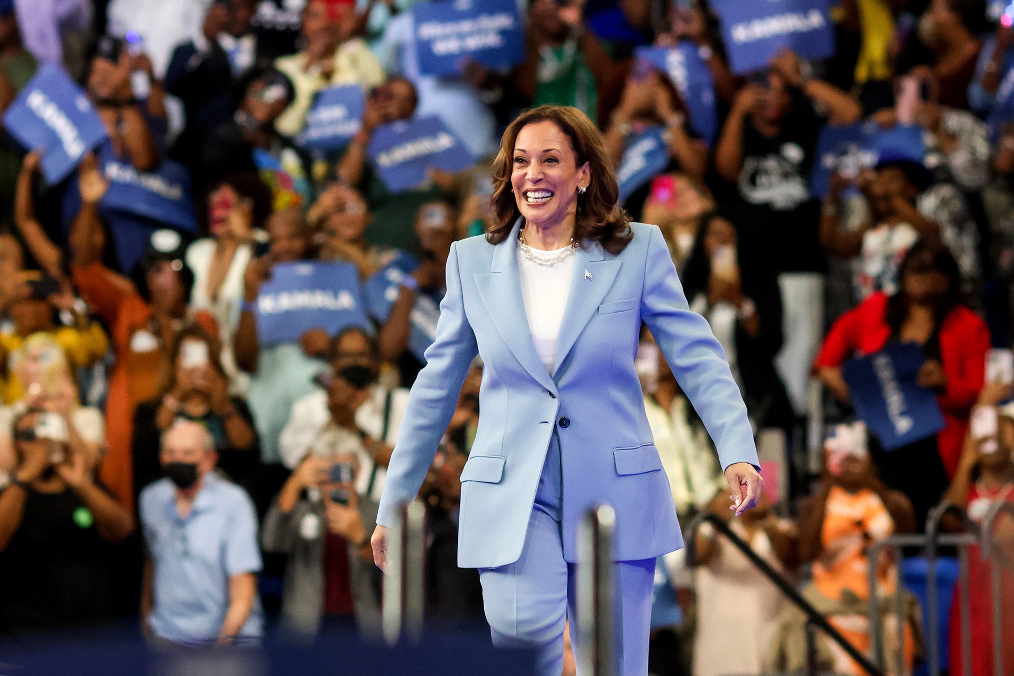 Hình Vận Động Tranh Cử kamala harris