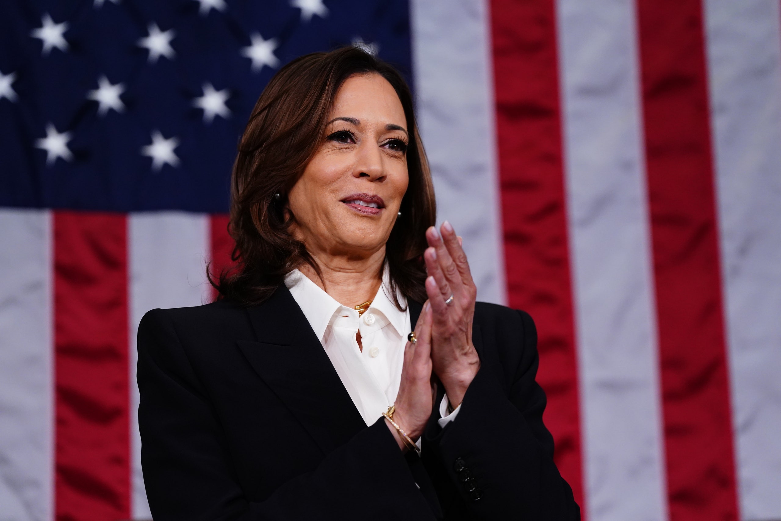 kamala harris diện vest đen