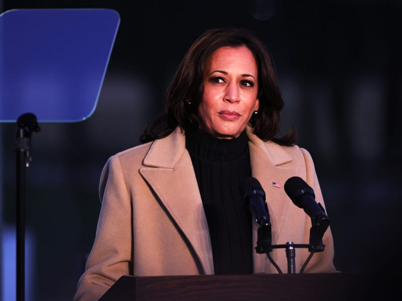 kamala harris diện vest tím