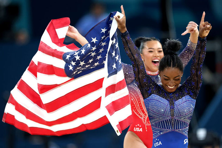 Olympic - hai nữ vận động viên thể dục dụng cụ Simone Biles và Suni Lee cầm cờ Mỹ, giơ tay cao tại Olympic Paris 2024