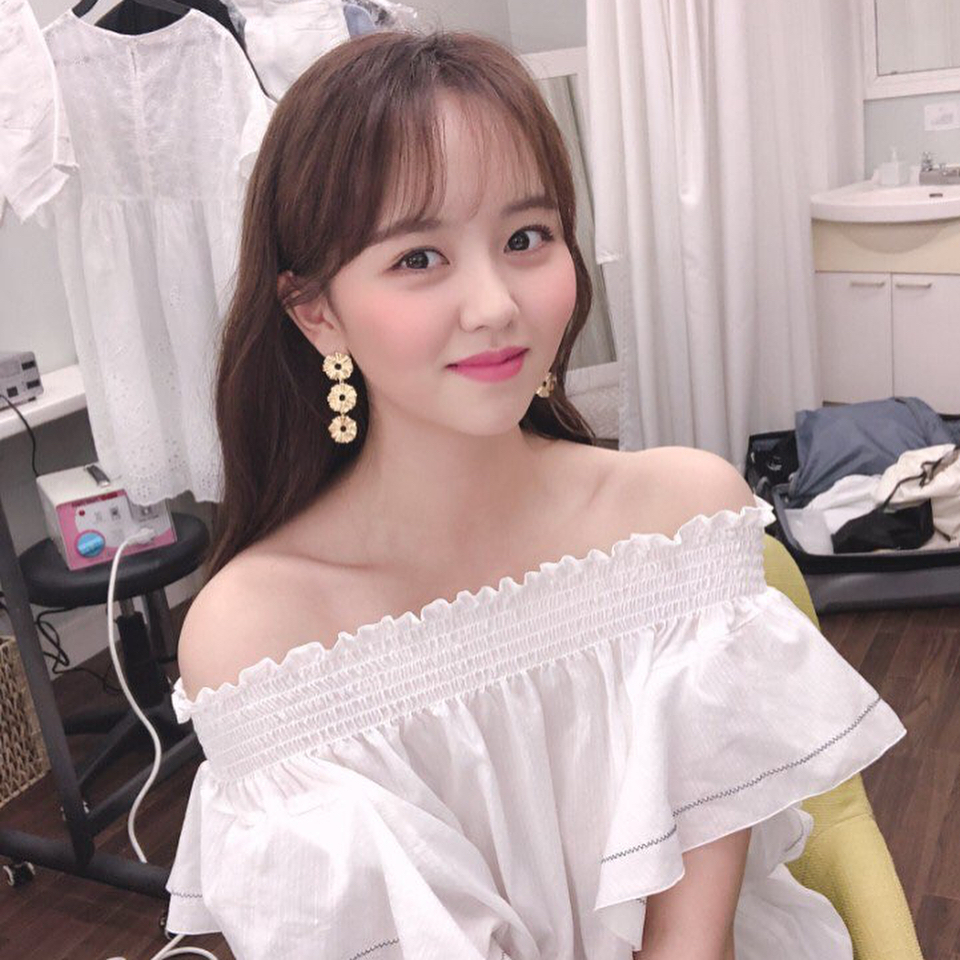 Kim So Hyun diện áo kiểu trắng