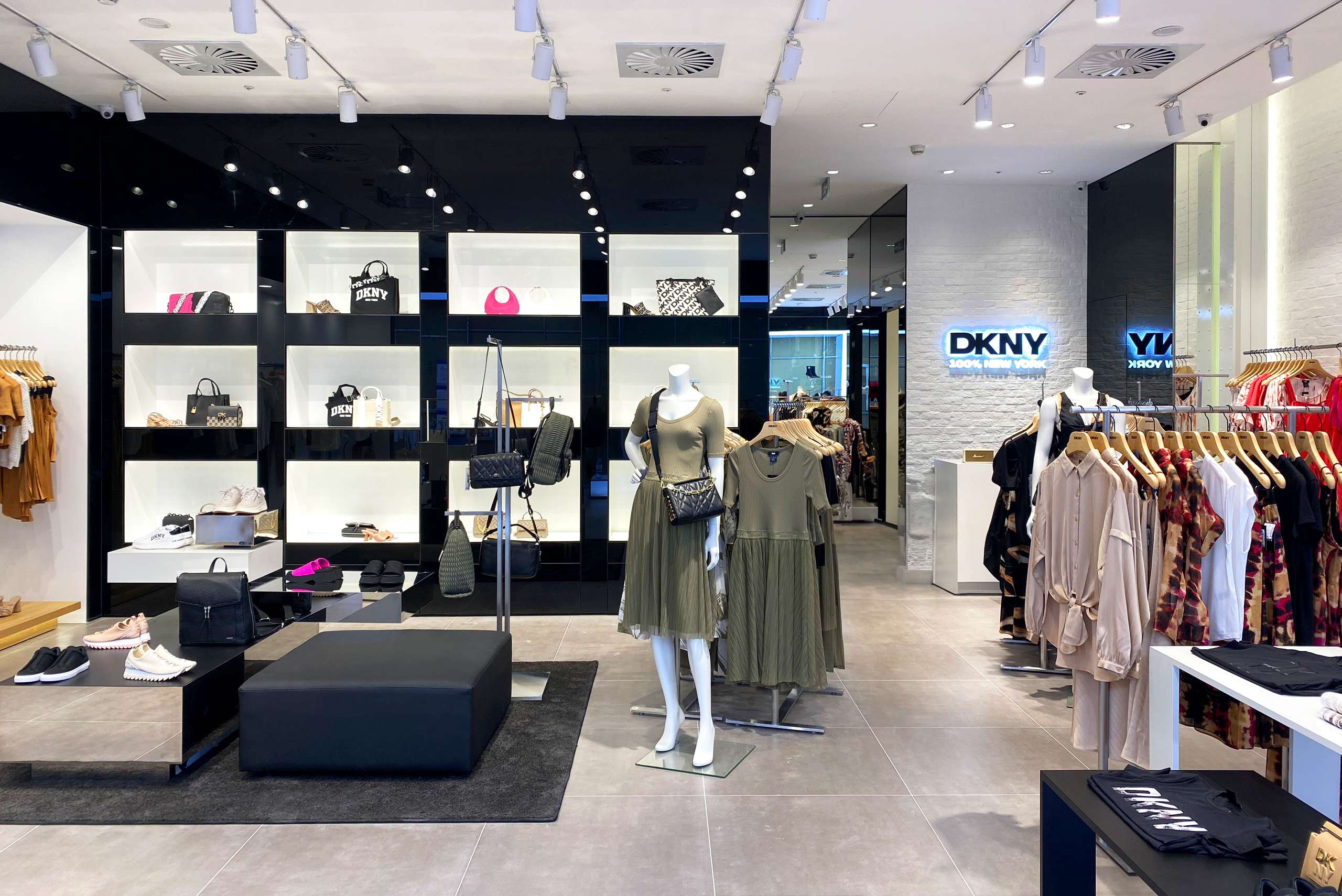 Cửa hàng thời trang DKNY tại Việt Nam